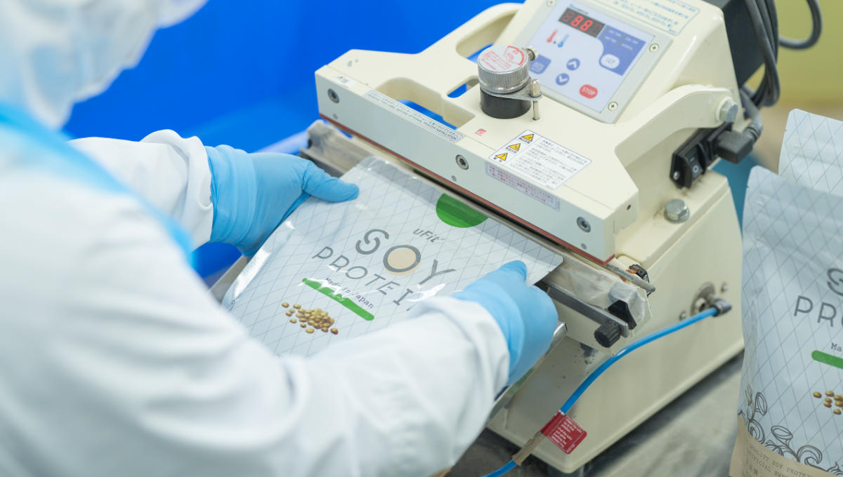 uFit Soy Proteinの製造・梱包現場の写真（画像提供：株式会社MAKERS）
